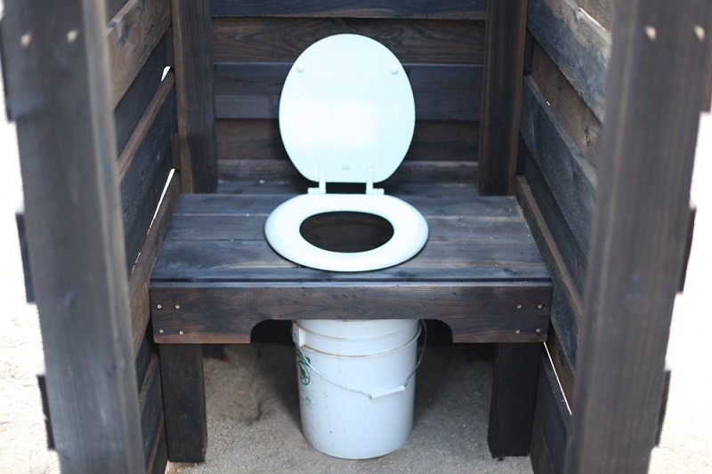 Туалет в деревянном доме с канализацией