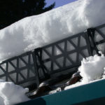Снегозадержатели на крышу: необходимость установки и разновидности