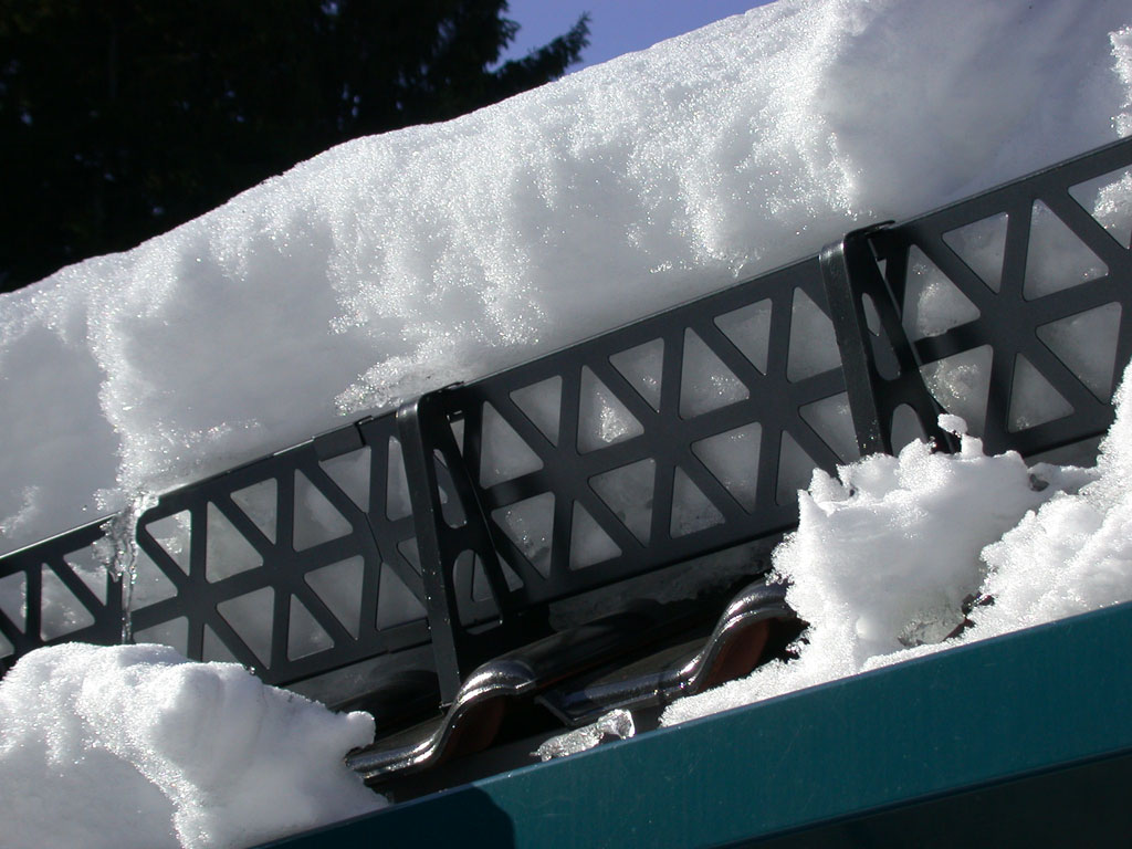 Снегозадержатели на крышу: необходимость установки и разновидности