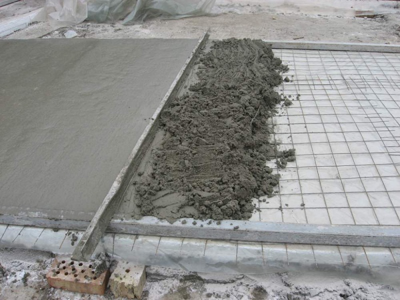Uhod za fundamentom posle zalivki komponenty tsementnogo rastvora