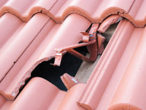 Особенности ремонта керамической крыши частного дома